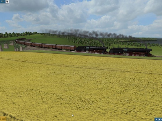 Schwerer Güterzug auf dem weg ins Tal