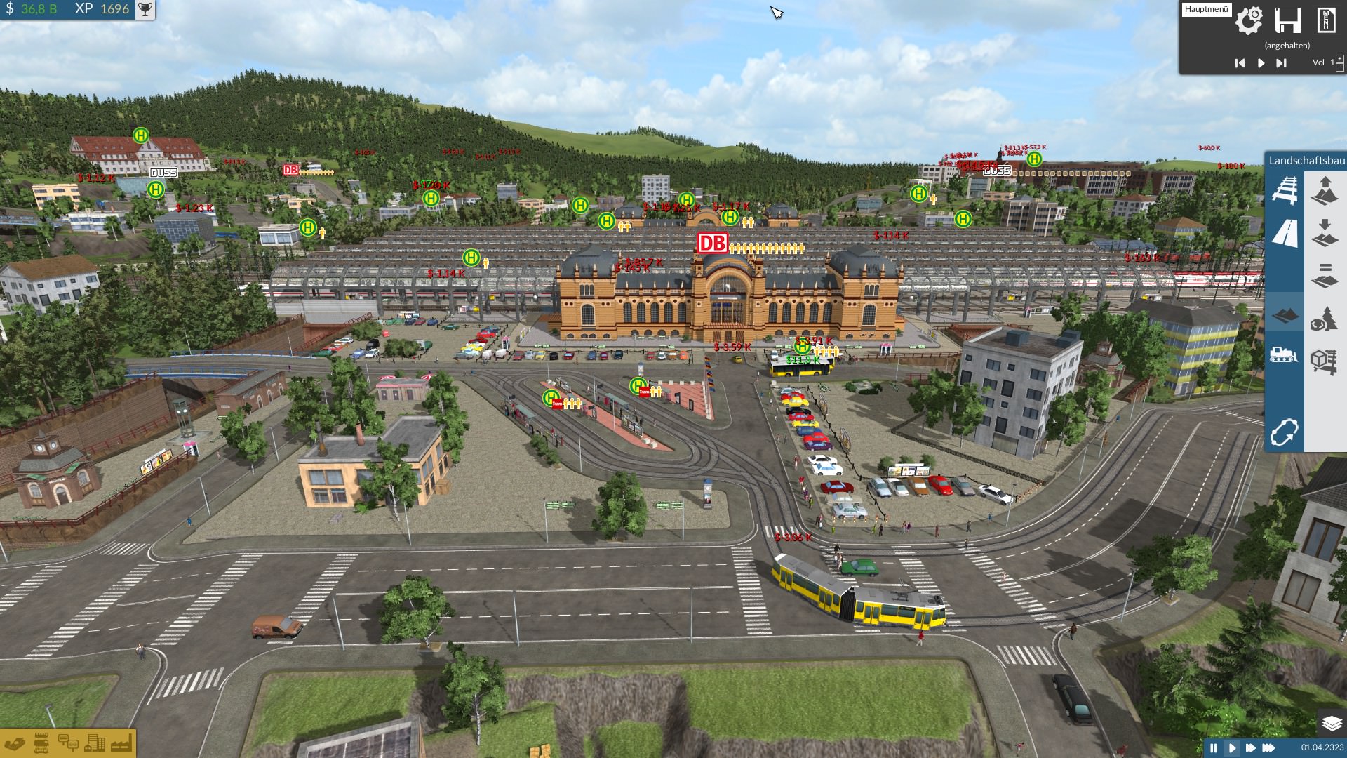 Am Nordeingang halten die Trams, im Hintergrund (rechts) sieht man noch den Klinik-Neubau