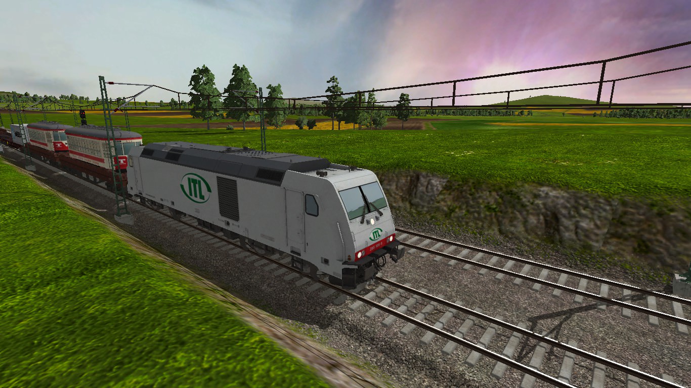 Güterzug mit historischen Strassenbahnen und Containern