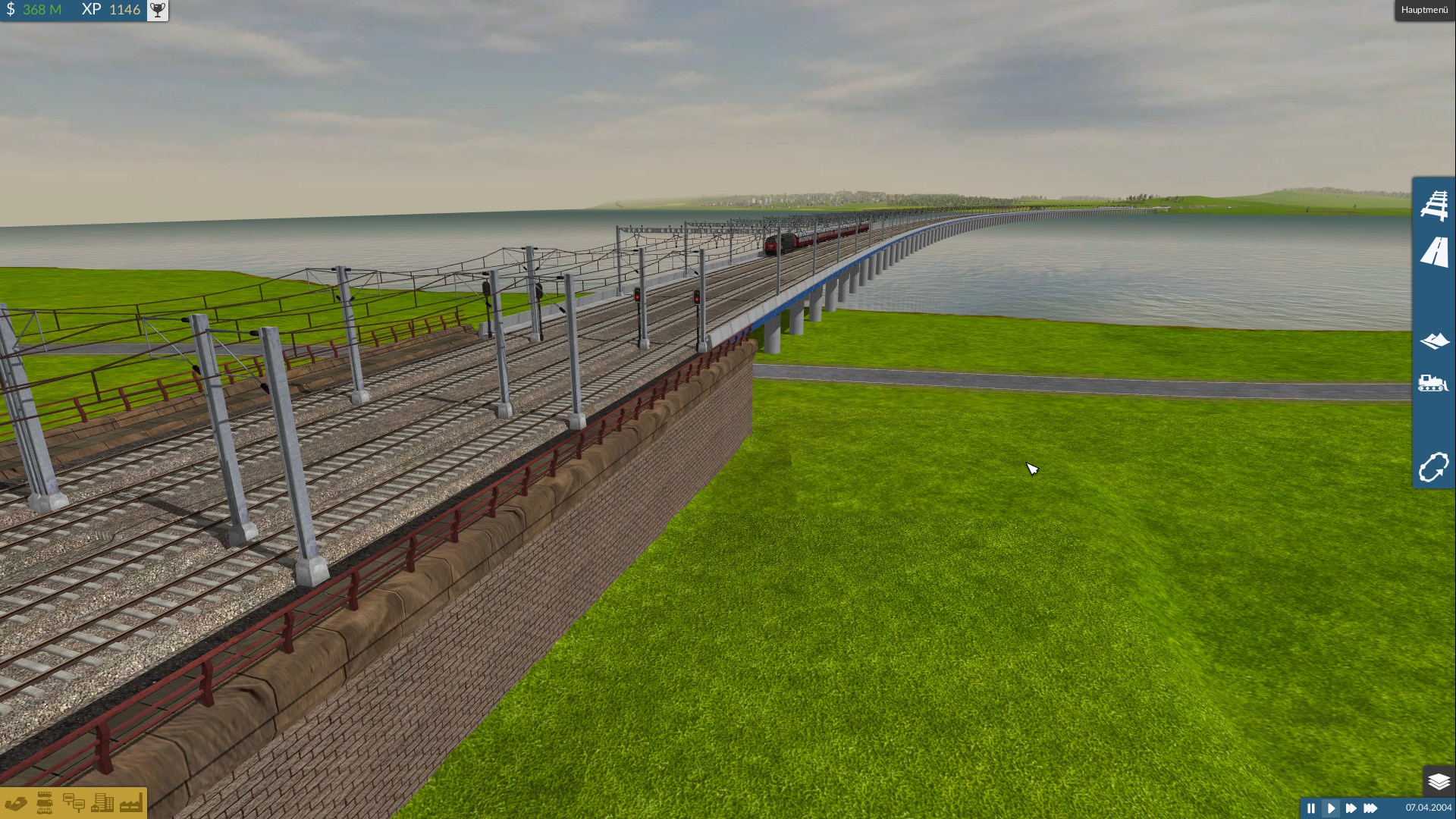 Eine sehr lange Brücke auf der in der Ferne ein TGV unerkennbar ist