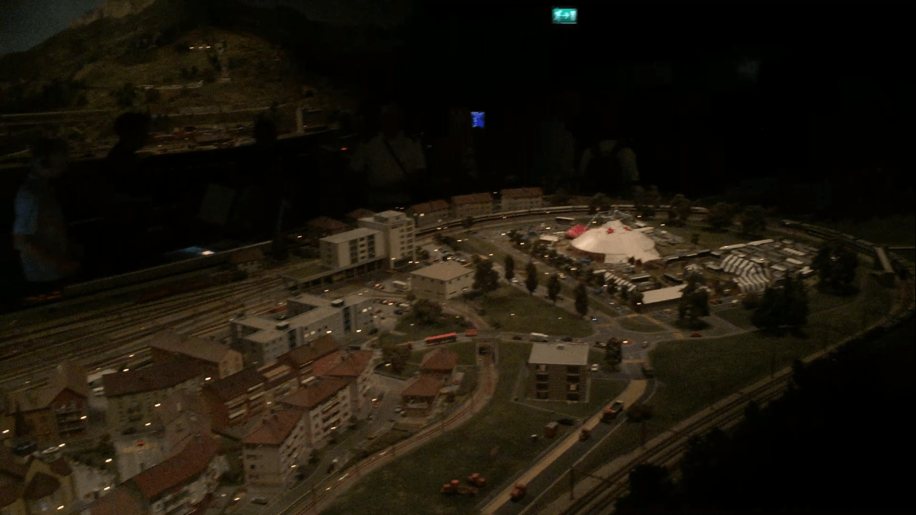 Die Kaeserbergbahn Freiburg (CH) bei nacht