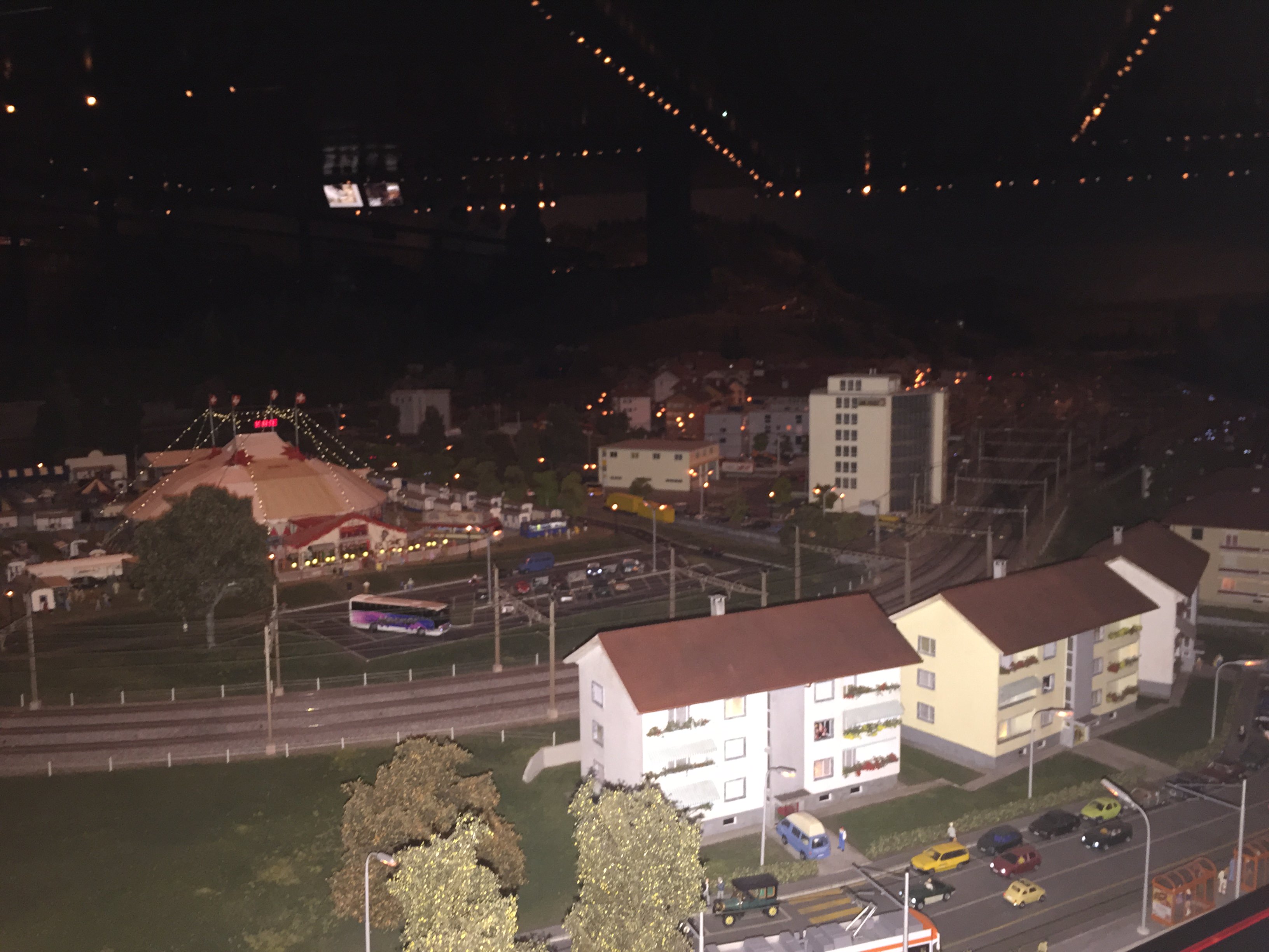 Die Kaeserbergbahn Freiburg (CH) bei nacht