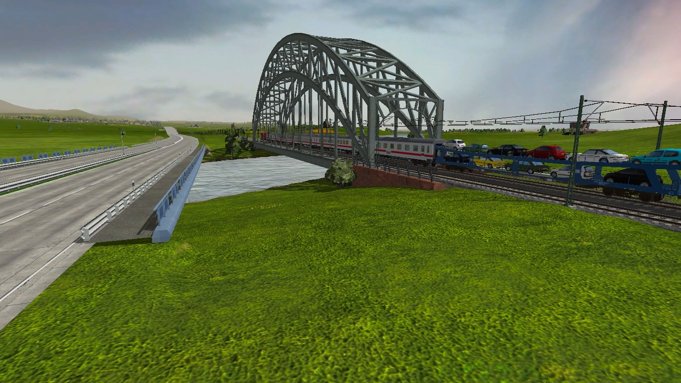 Autozug passiert die Bogenbrücke