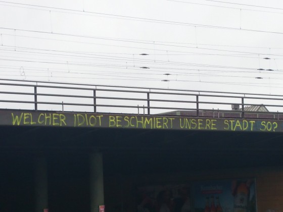 Interessantes Graffiti an einer Eisenbahnbrücke in Hannover