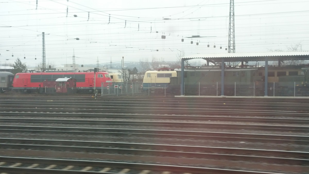 Verschiedene historische Loks, abgestellt in der Nähe von Bonn