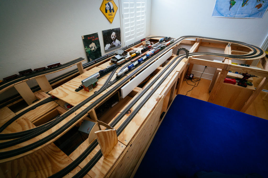Modelleisenbahn im Rohbau