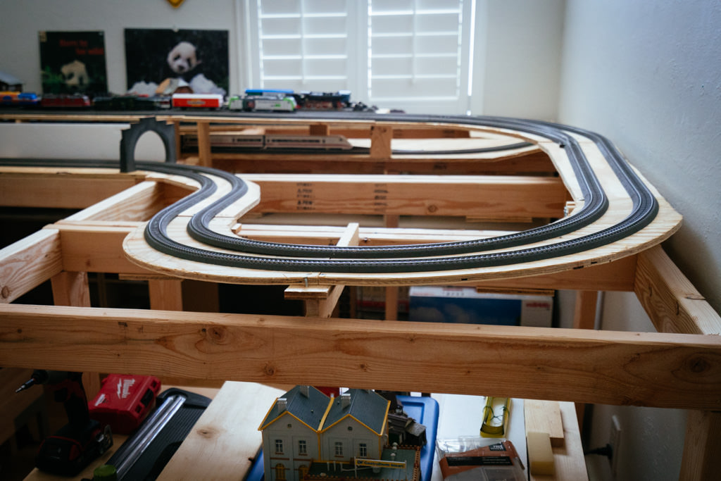 Modelleisenbahn im Rohbau