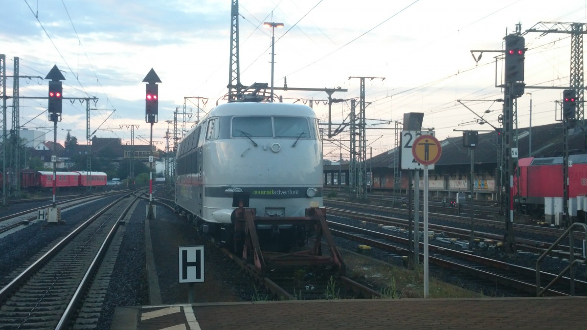 Baureihe 103 der Railadventure in Fulda bei Sonnenaufgang