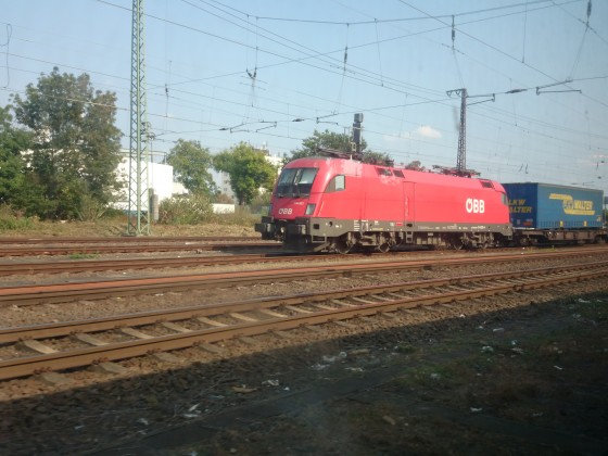 Güterzug der ÖBB bei der Durchfahrt in Hanau Hbf