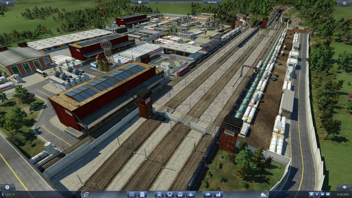 Große Raffinerie mit Güterbahnhof und LKW Ladestationen.
