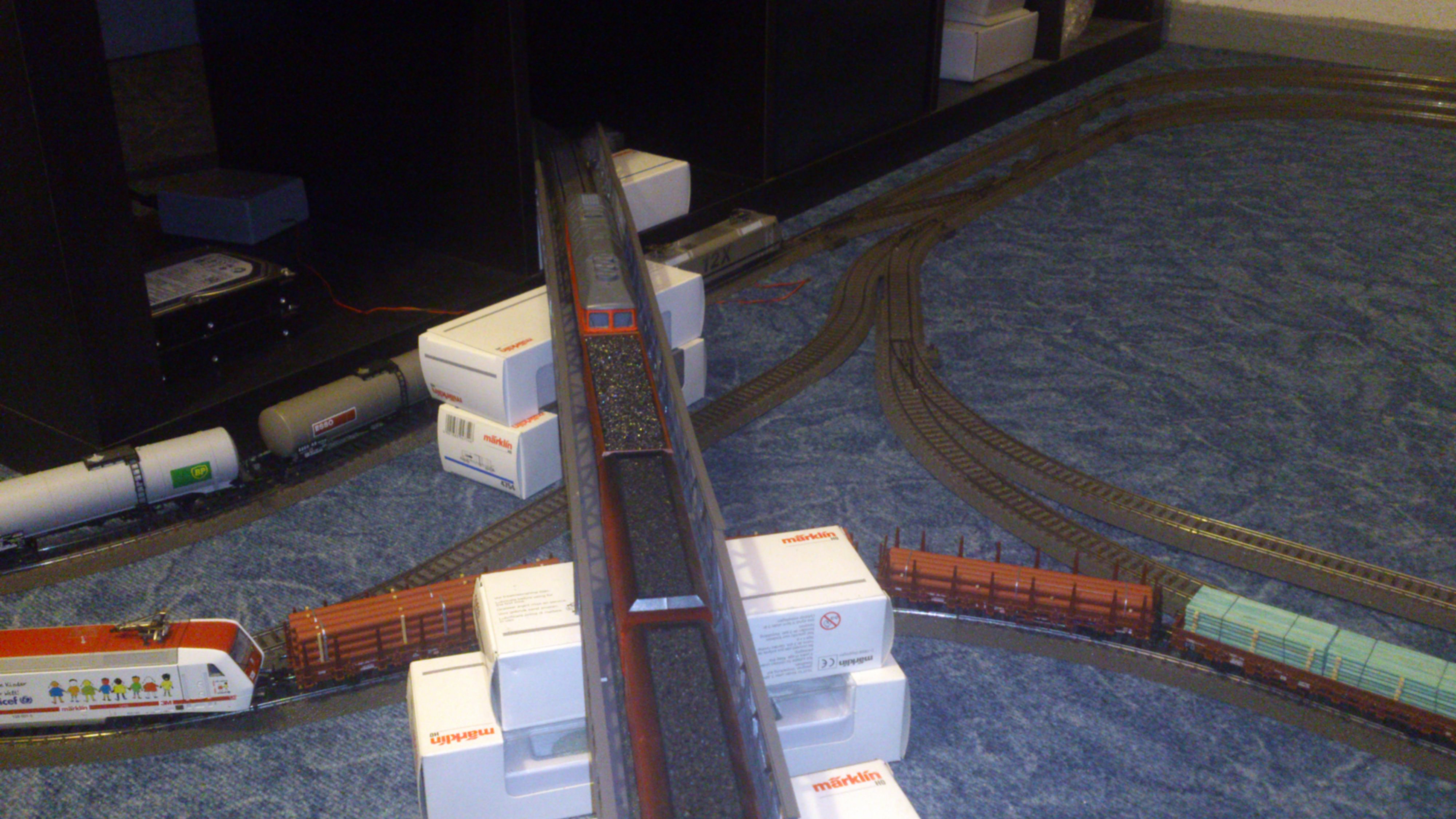 Wer wartet schon auf den Bus wenn er die Eisenbahn im Zimmer hat
