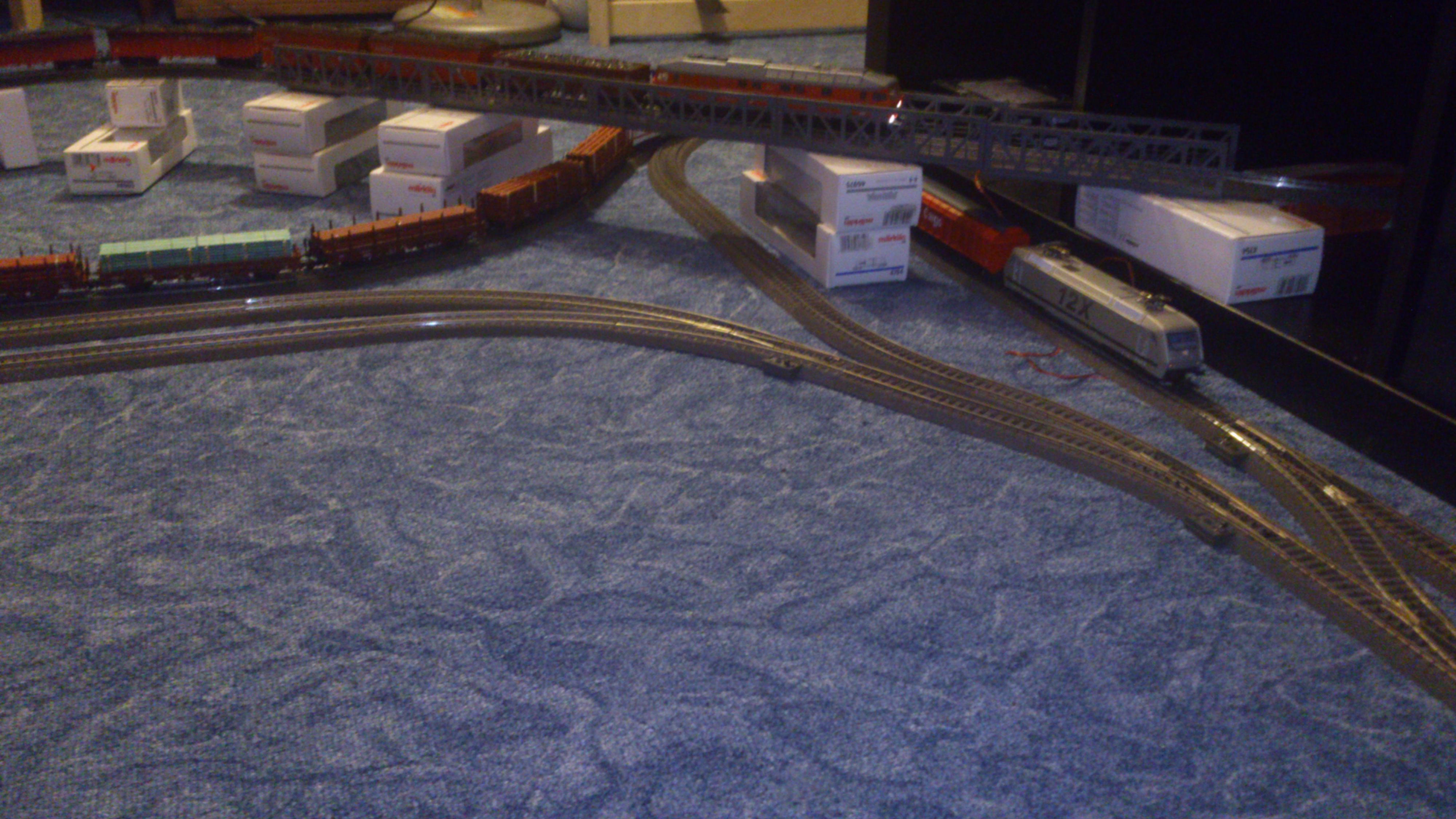 Wer wartet schon auf den Bus wenn er die Eisenbahn im Zimmer hat