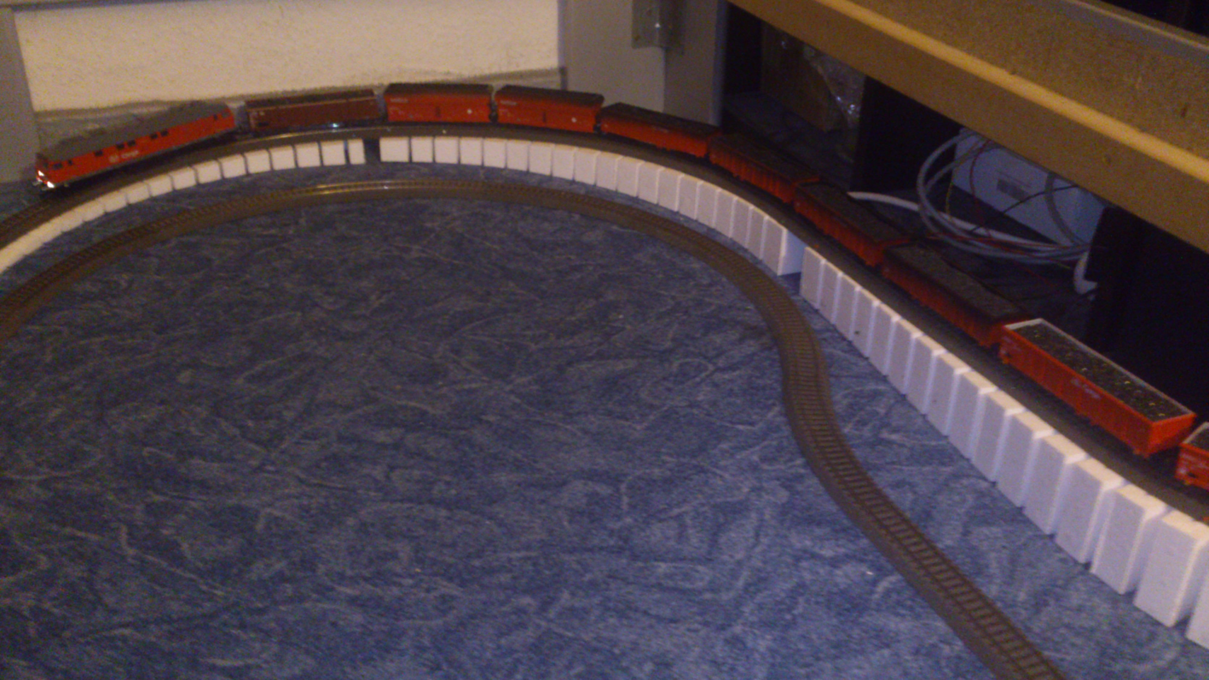 Wer wartet schon auf den Bus wenn er die Eisenbahn im Zimmer hat