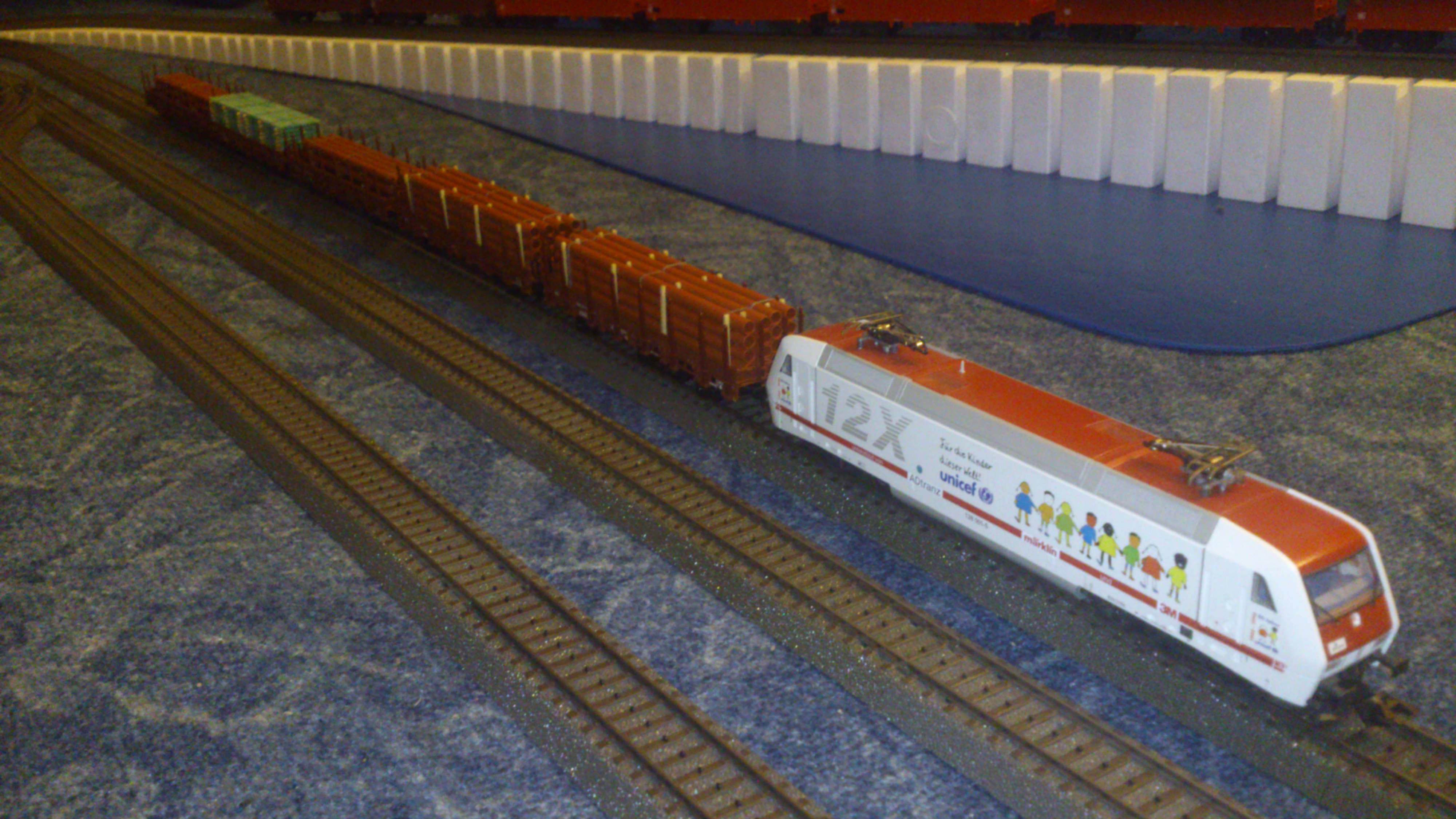 Wer wartet schon auf den Bus wenn er die Eisenbahn im Zimmer hat