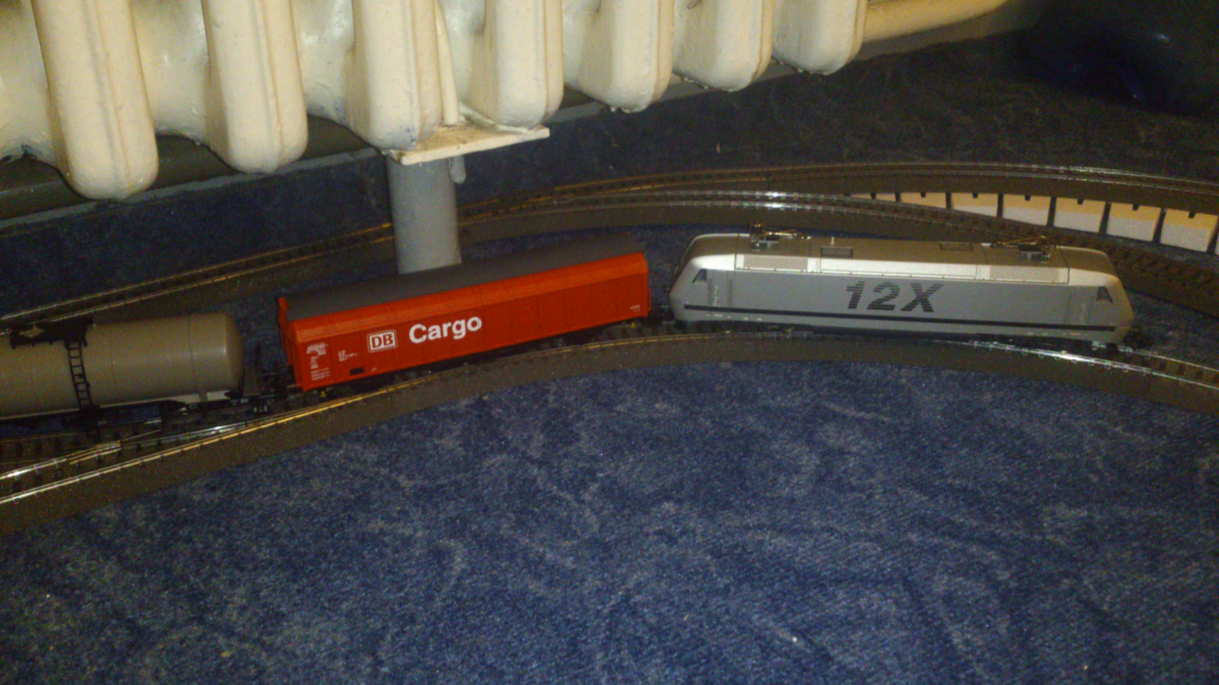 Wer wartet schon auf den Bus wenn er die Eisenbahn im Zimmer hat