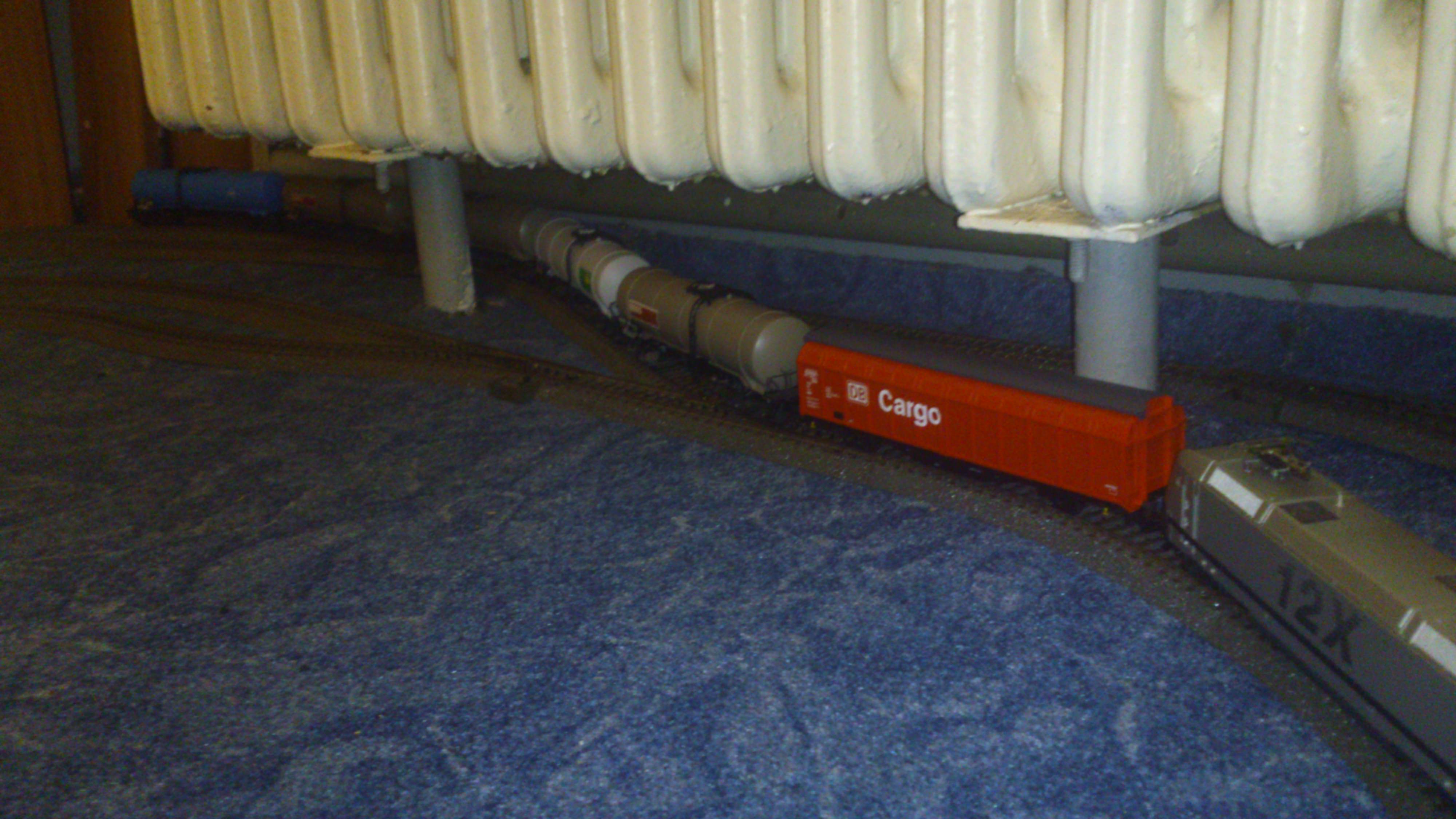 Wer wartet schon auf den Bus wenn er die Eisenbahn im Zimmer hat