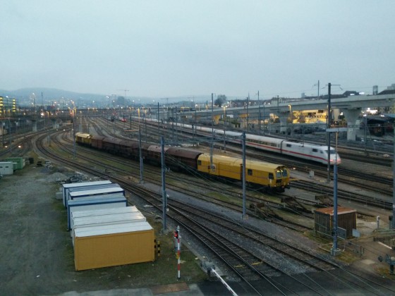 Scheuchzer Schienenschleifzug und ICE 1 in Zürich