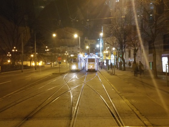 UV Straßenbahn weihnachtsablichtung(Budapest Jászai Mari Tér)