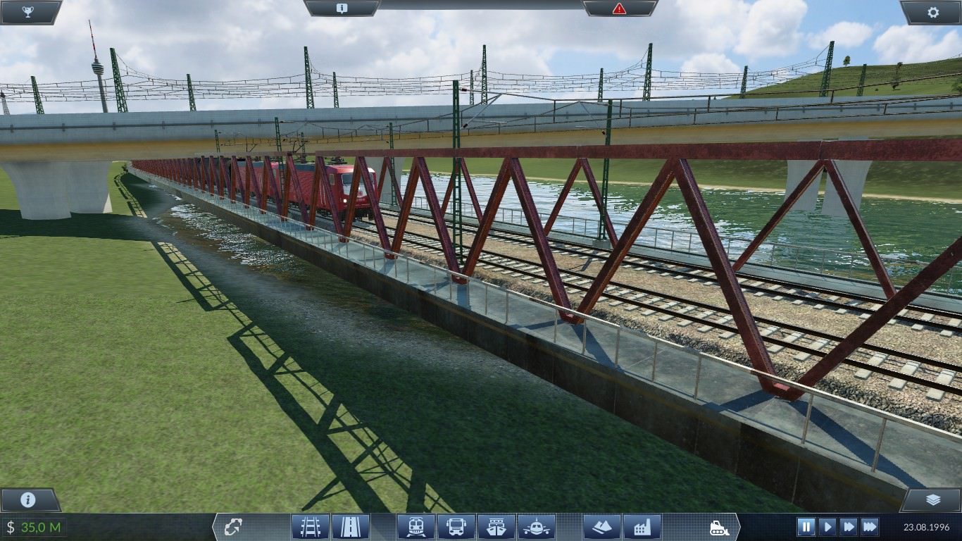 Ein Güterzug unter der Personenzugbrücke