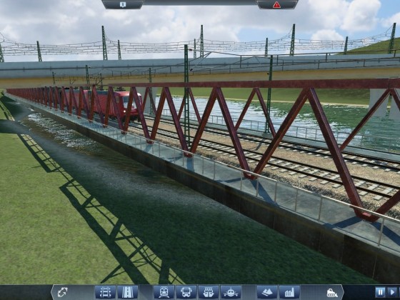 Ein Güterzug unter der Personenzugbrücke