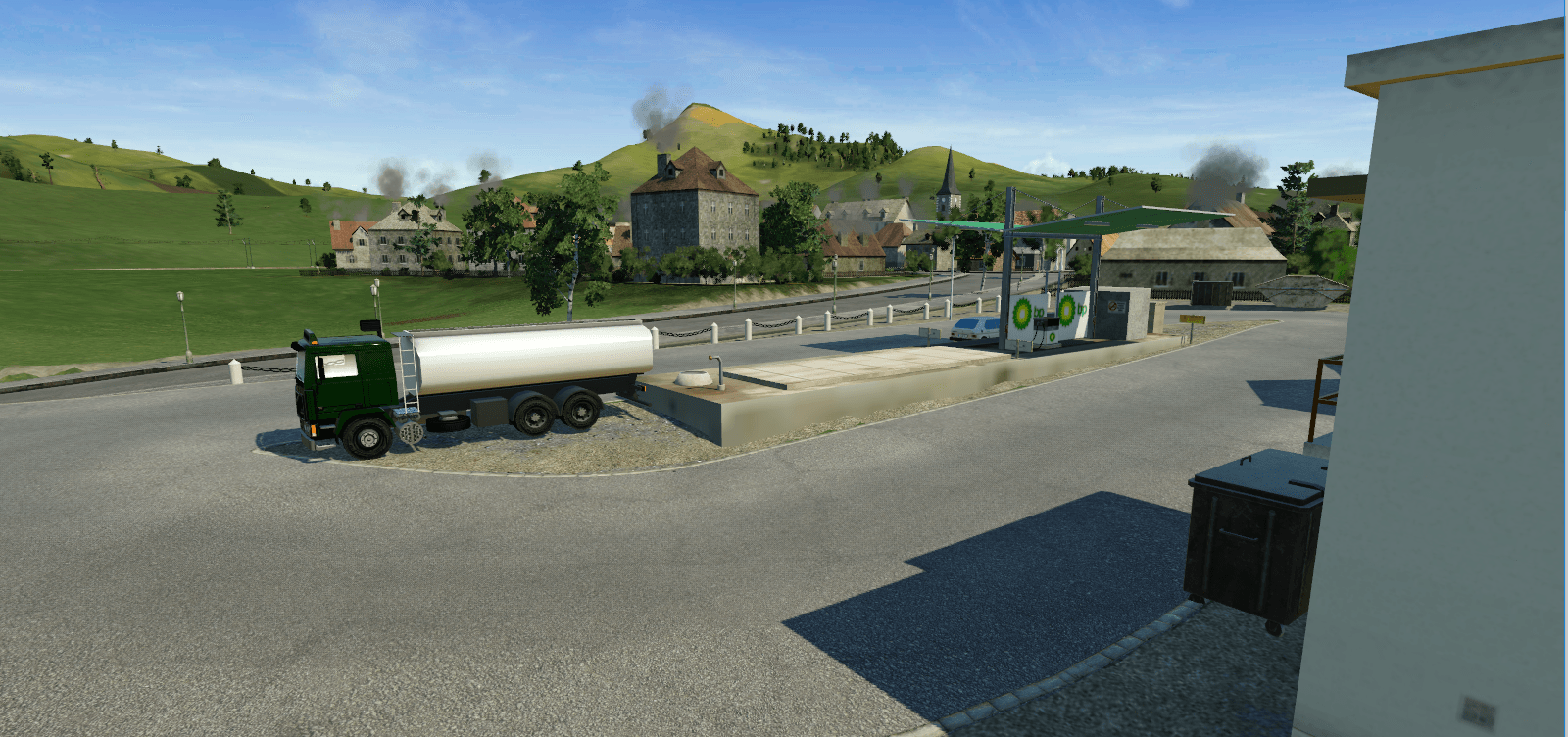 Tankstelle mit selbsterstelltem Dorf im Hintergrund