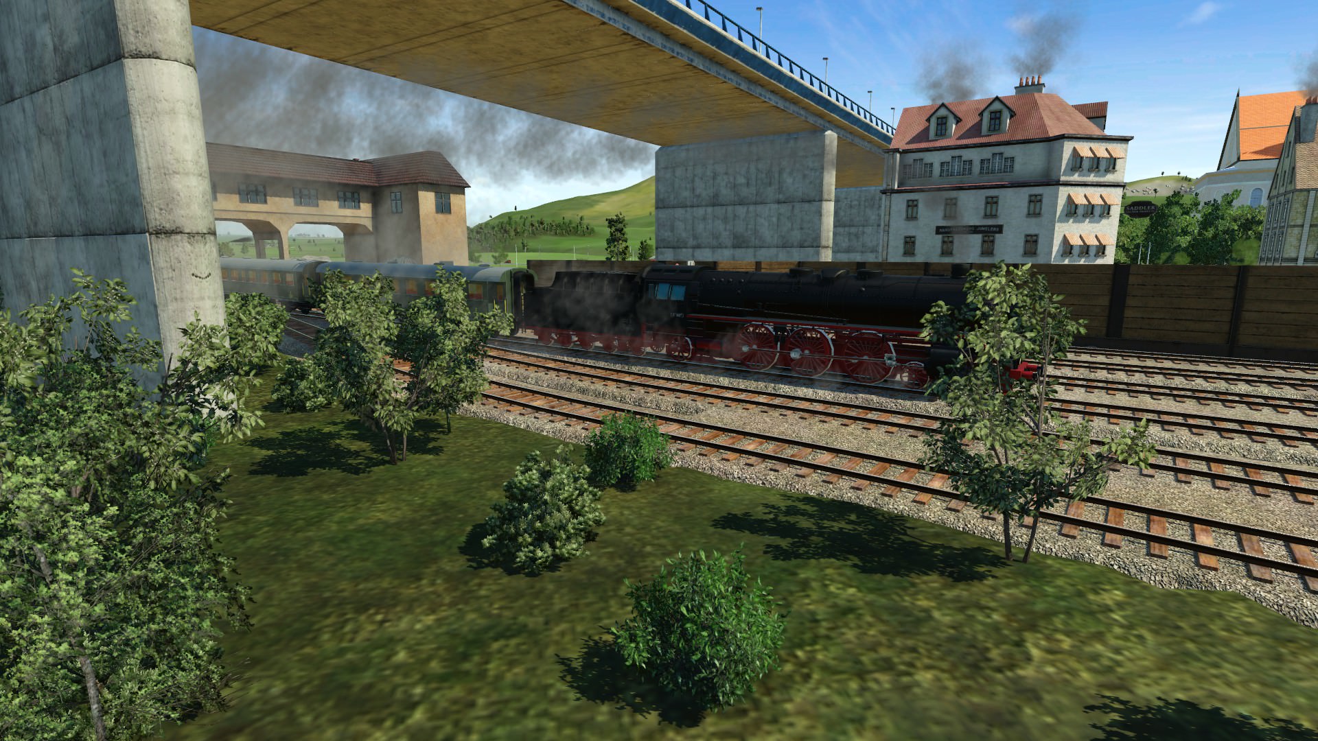 Reisezug fährt in den Bahnhof
