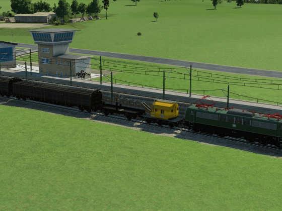 BR151 mit Kranwagen und Holzzug bei der Beladung im Güterbahnhof