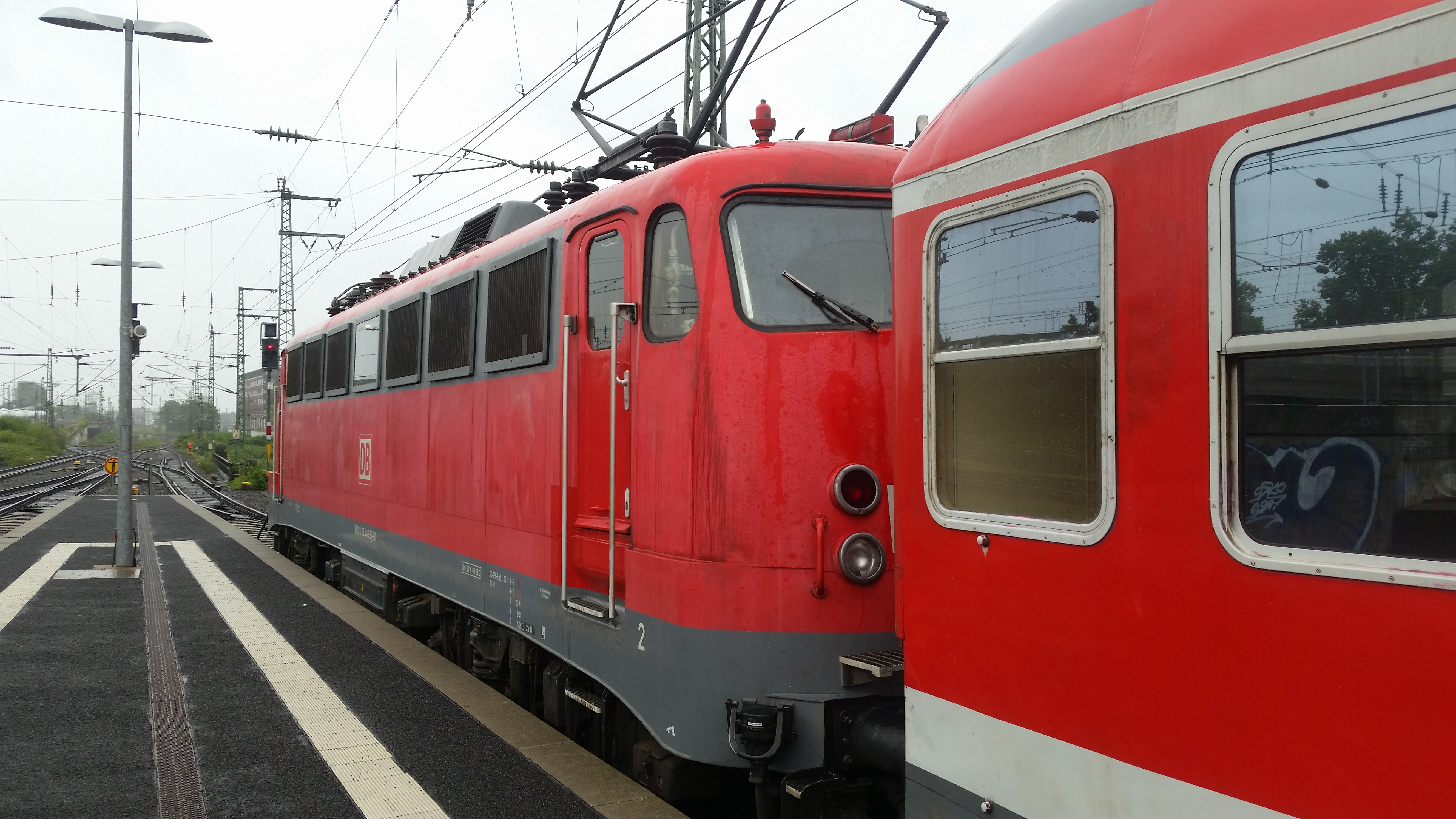 Ein zusätzlicher RE8 nach Koblenz mit BR115 und N-Wagen in Köln Deutz