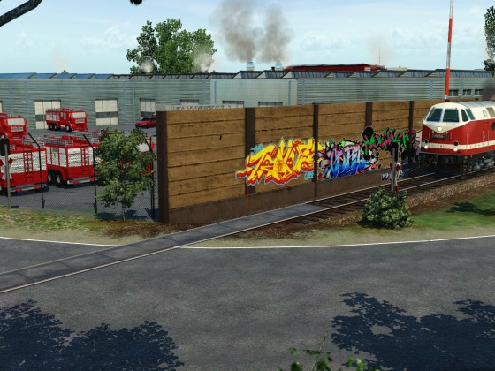 neue Map (Prignitz) - BR119 fährt entlang der Graffiti-Wand und Feuerwehr