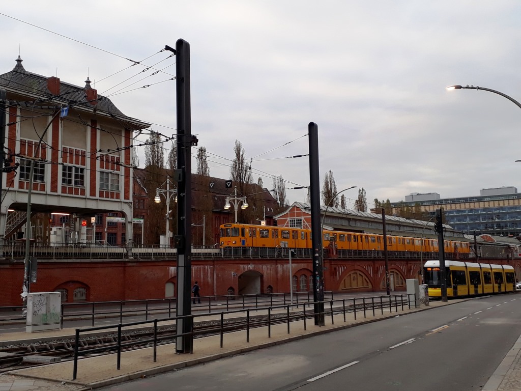 U-und Straßenbahn am Warschauer Platz