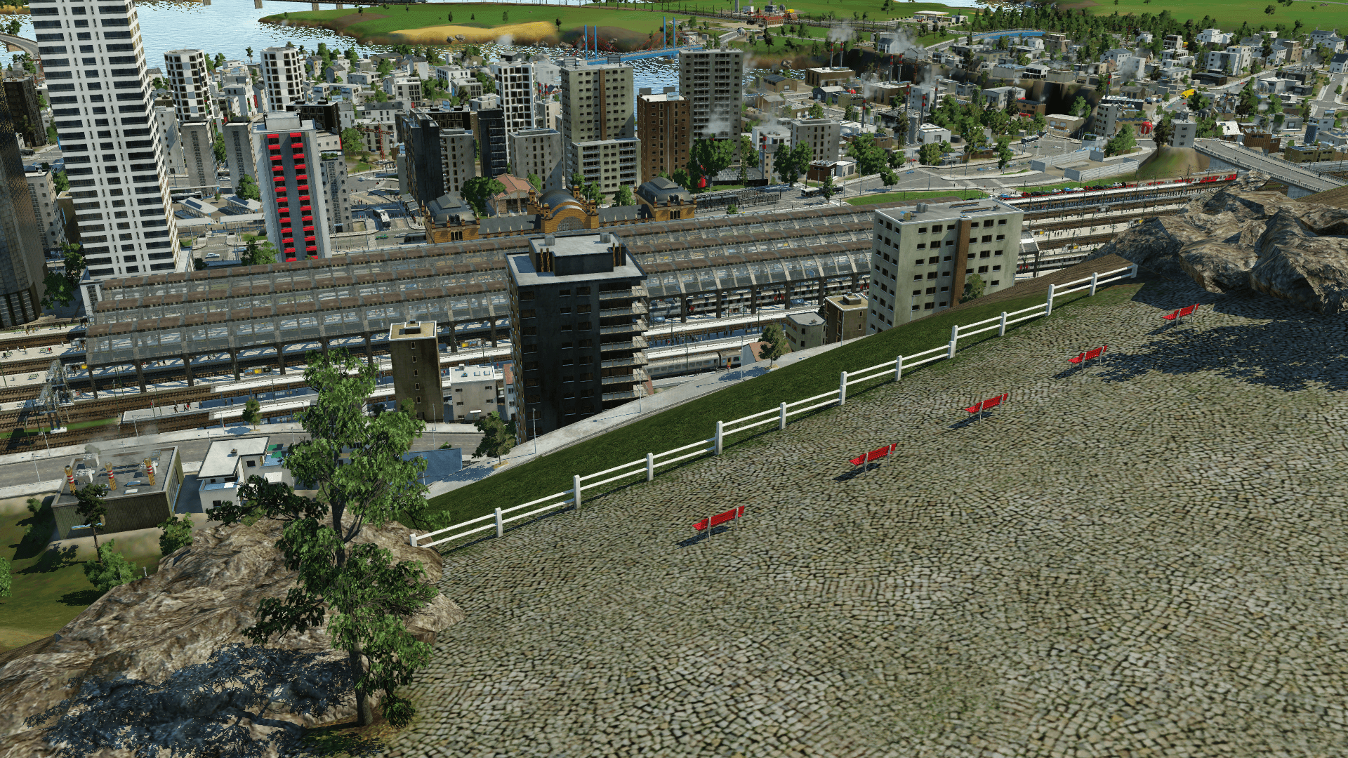 Petit parking surplombant la gare et sa capitale