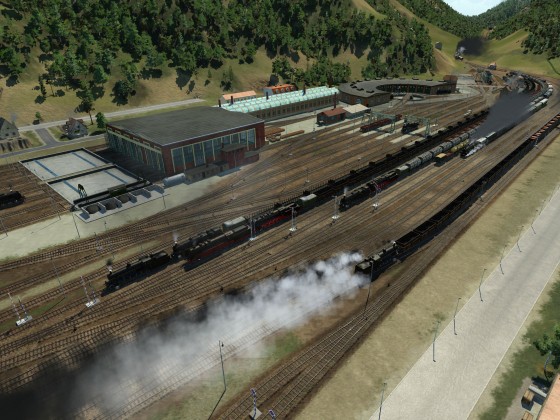 Blick auf BW Mürzzuschlag, davor mehrere wartende Güterzüge