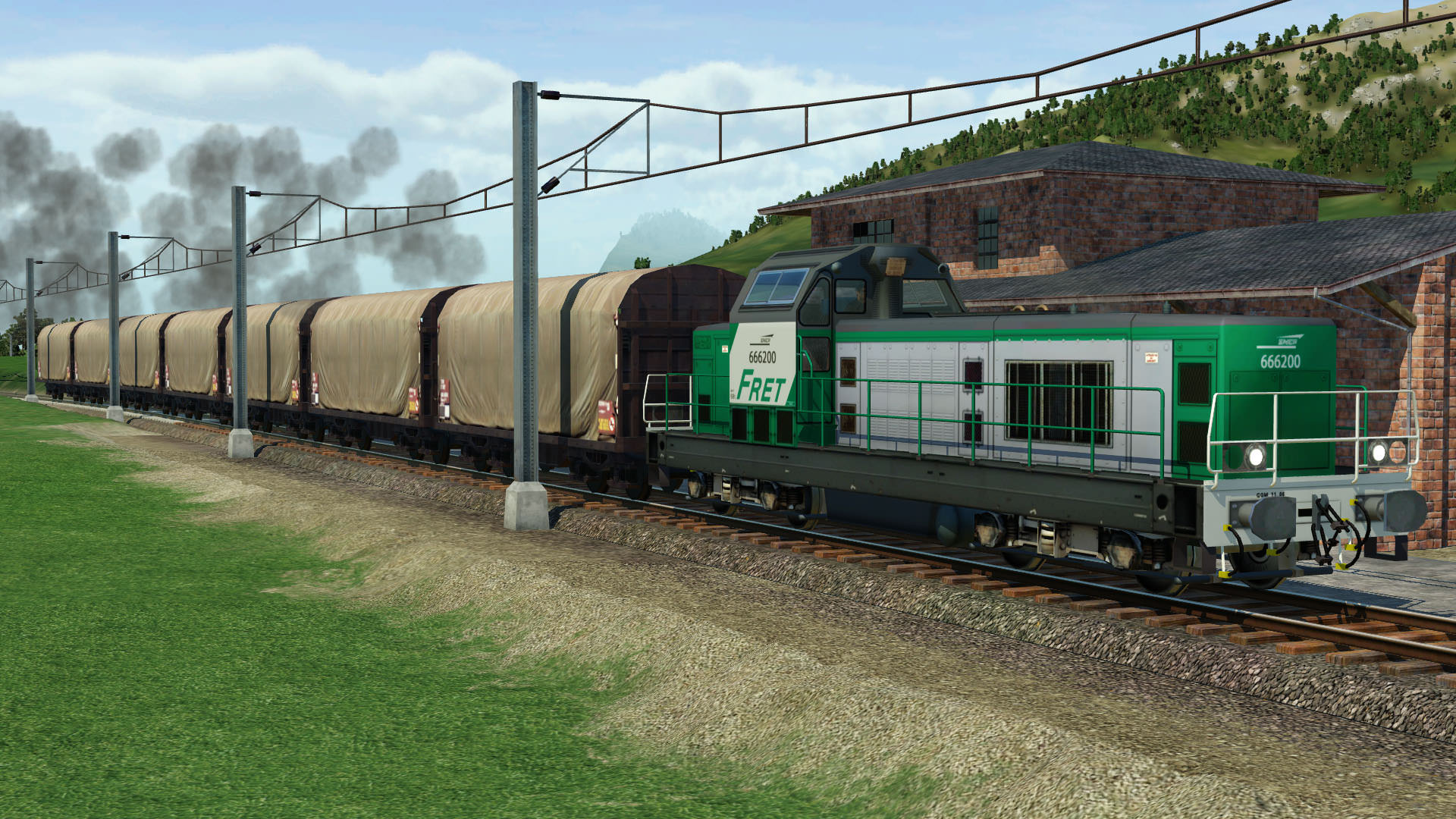 BB 66200 enter in cargo station
