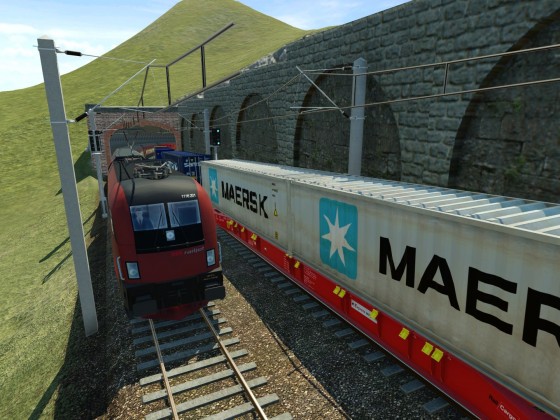 Railjet trifft auf Güterzug