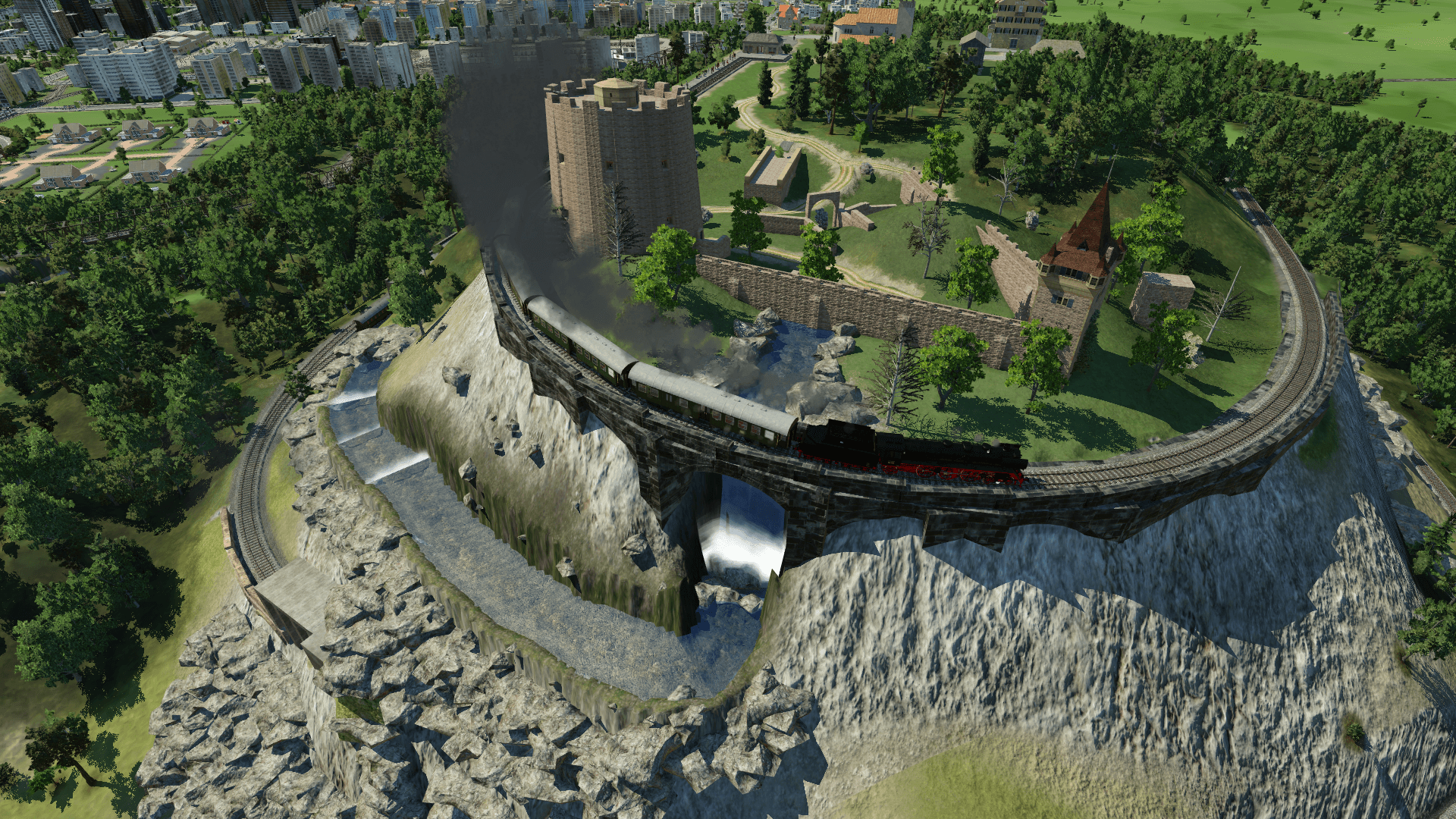 Burgruine auf dem Berg mit Museumsbahn