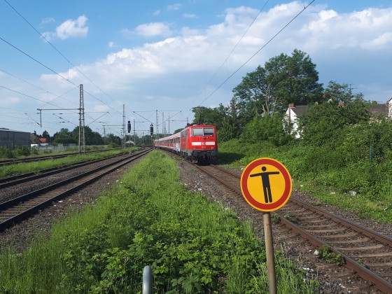 Einmal RE8 mit n-Wagen in Grevenbroich.