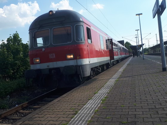 Einmal RE8 mit n-Wagen in Grevenbroich.
