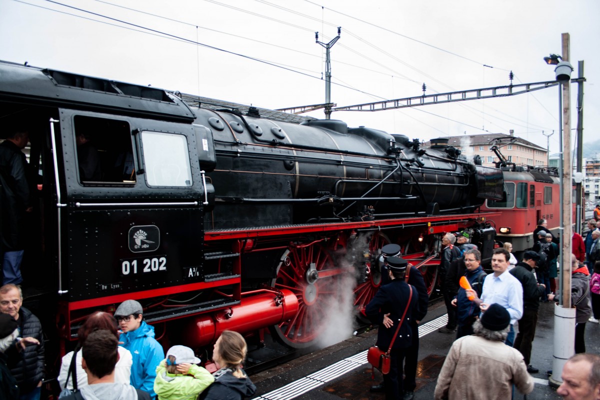 01 202 in Vevey mit Re 4/4 II als ETCS Vorspannlokomotive