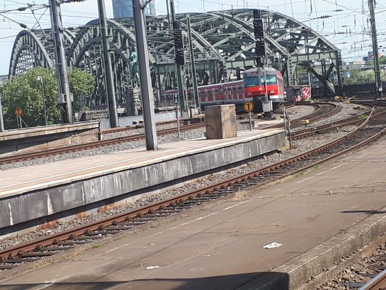 ET420 auf der Hohenzollernbrücke.