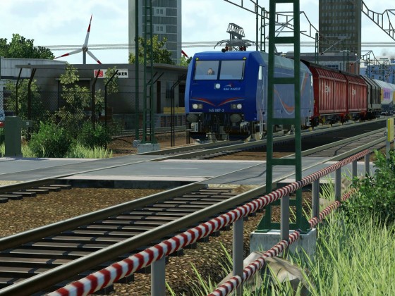 BR145 Rail Invest am BÜ