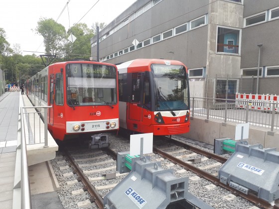 2115 + 5125 an der Haltestelle Göelinger-Zentrum in Köln eröffnet am 27.08.2018. Das erste Bild mit einem B-wagen an der Station.