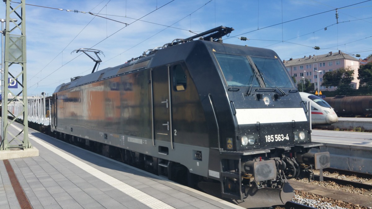BR 185 563-4 | Güterzug Durchfahrt Passauer Hauptbahnhof