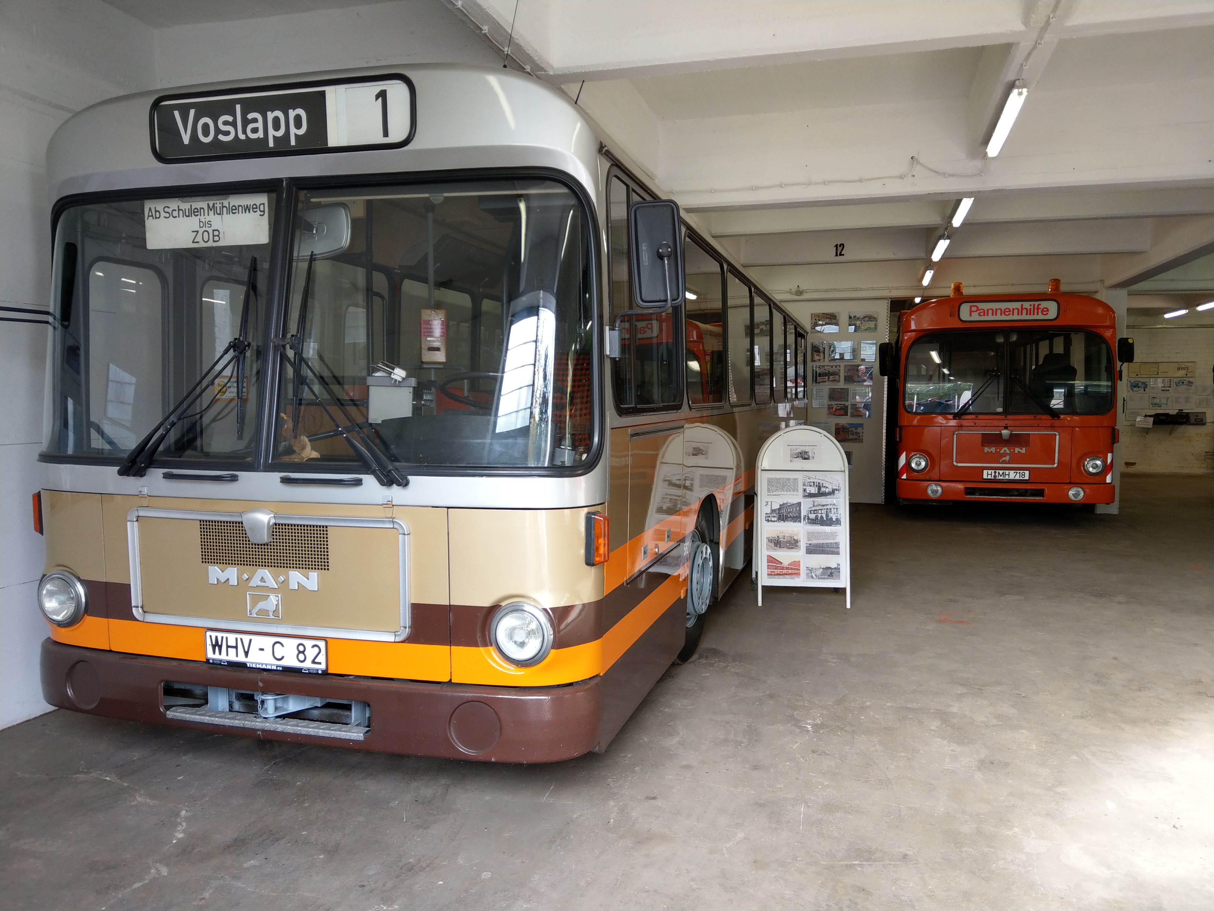 Busse in der Halle
