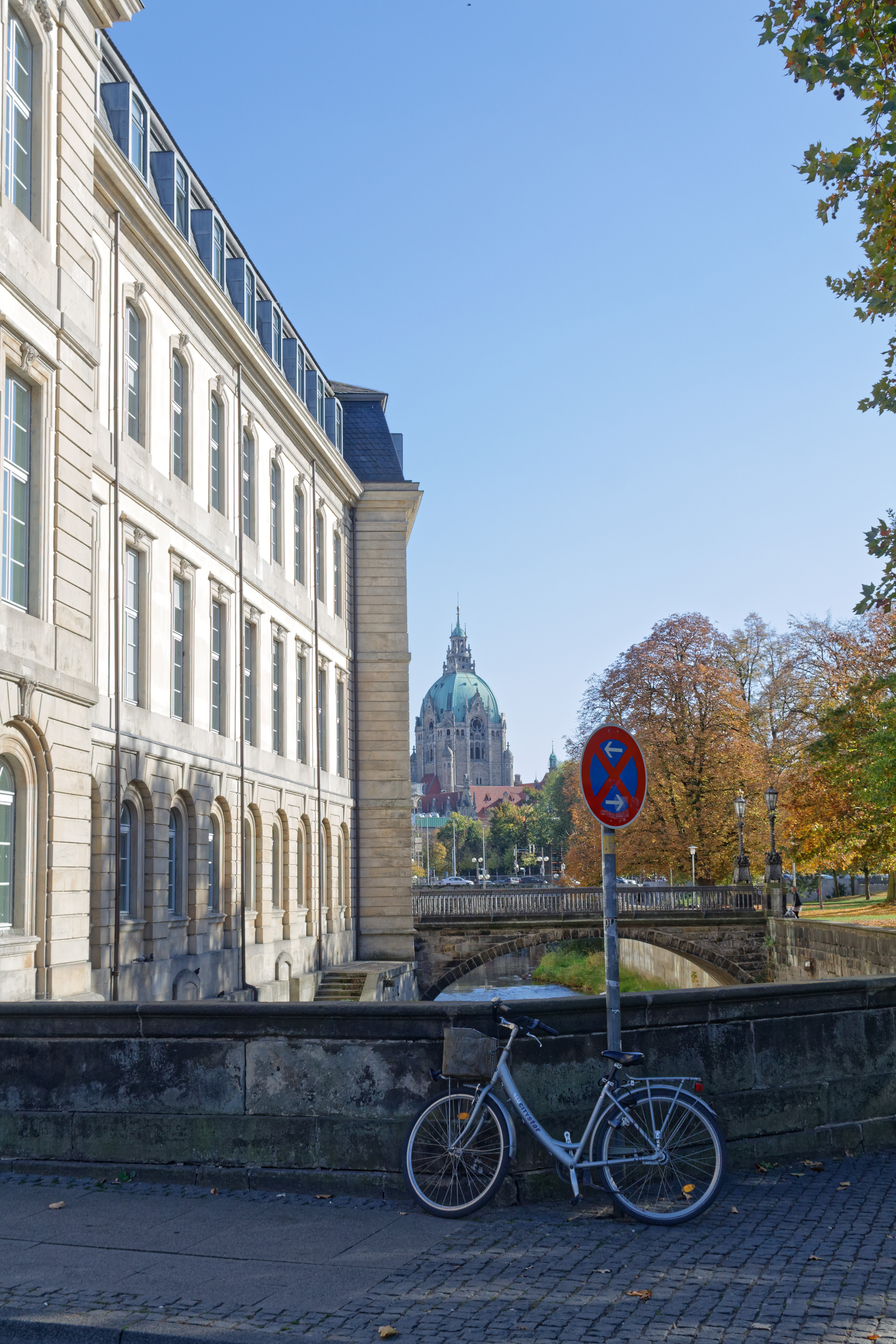 Blick vom neuen Tor zum neuen Rathaus