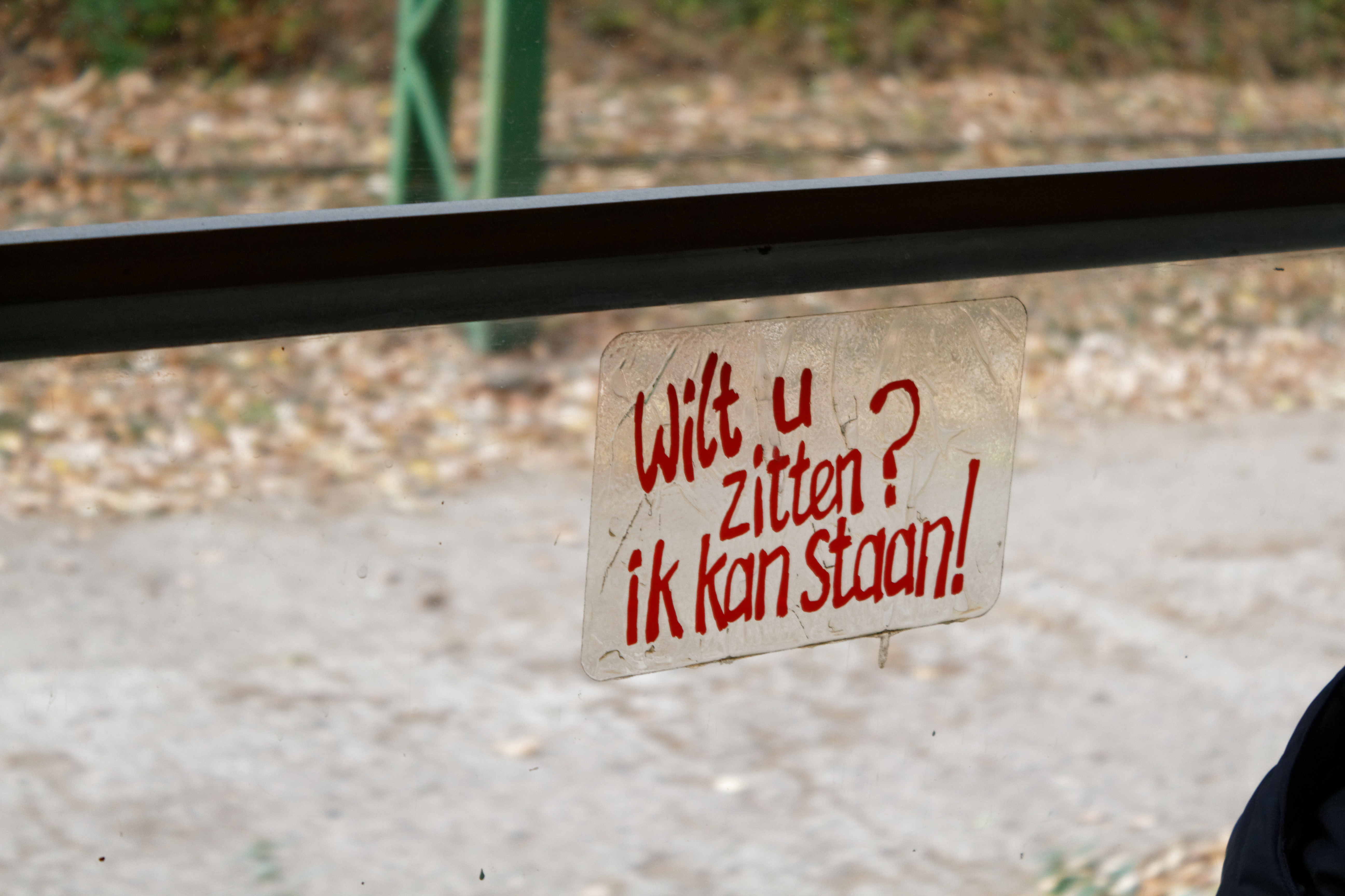 Wilt u zitten? Ik kan staan!