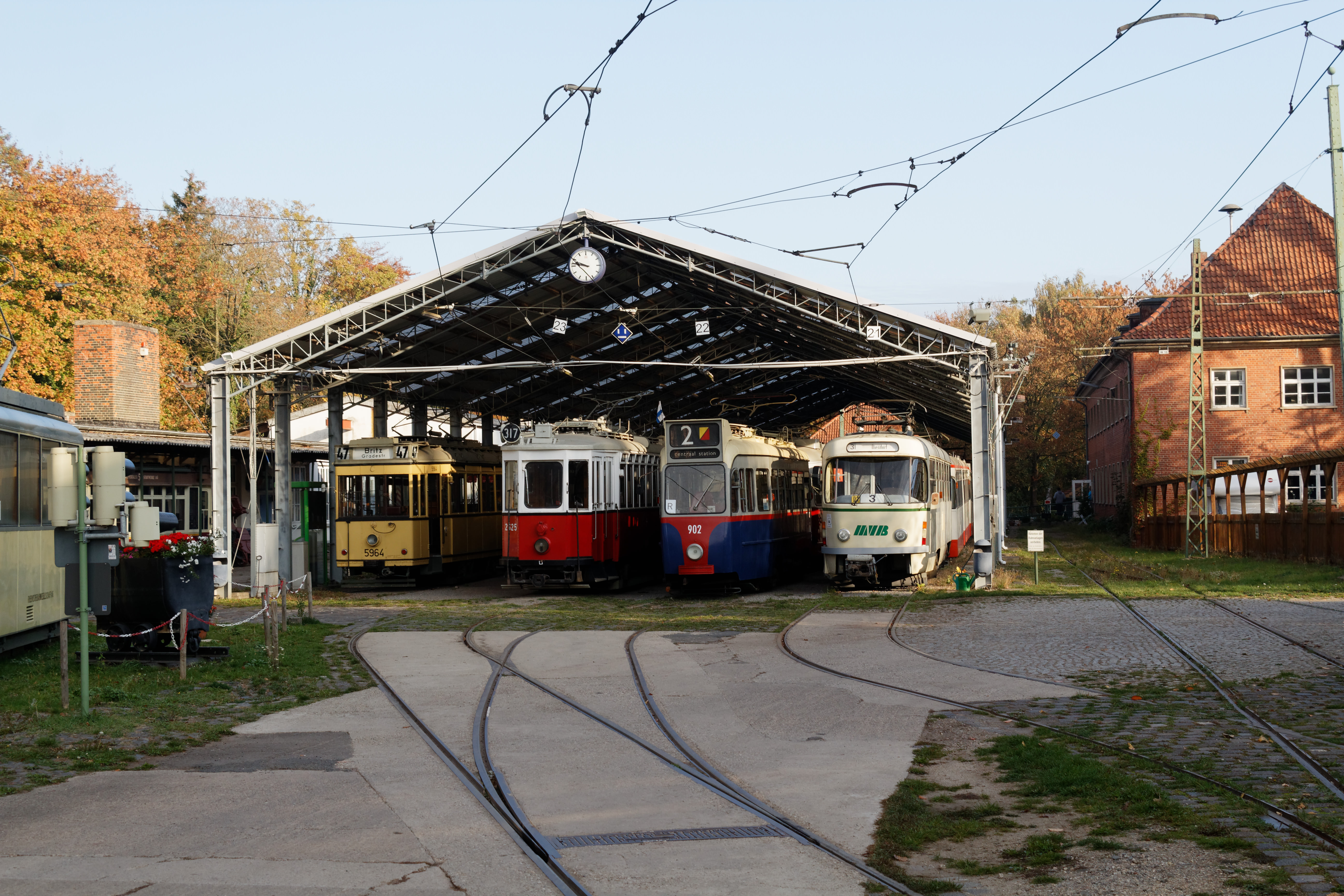 Die Bahnen stehen zur Rundfahrt parat.