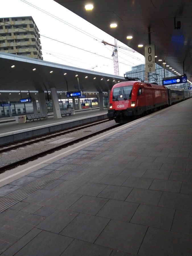 Warten auf ÖBB Railjet nach München