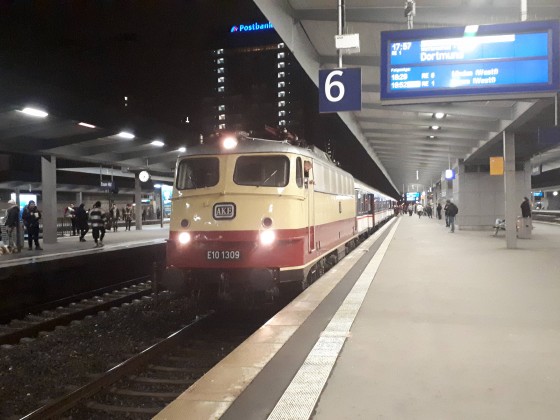 RE1 mit E10 nach Dortmund in Essen.