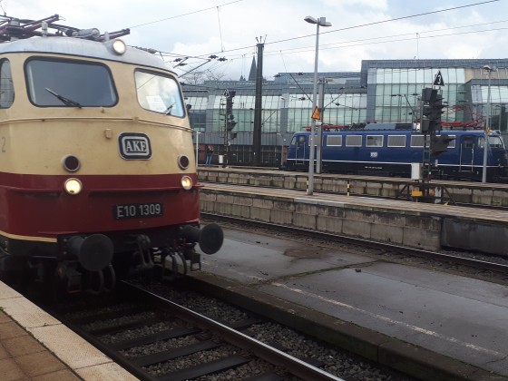 Treffen zwei Zügen der Linie RE1 in Köln HBF.