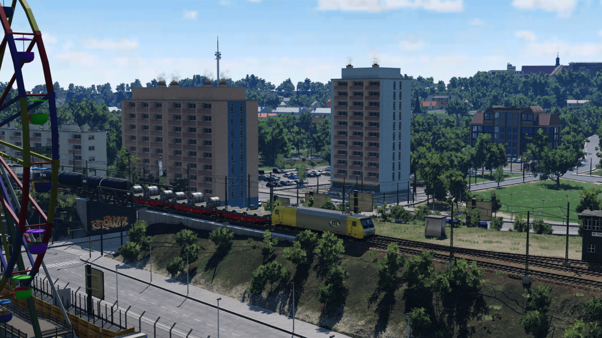 Güterzug zieht durch die City